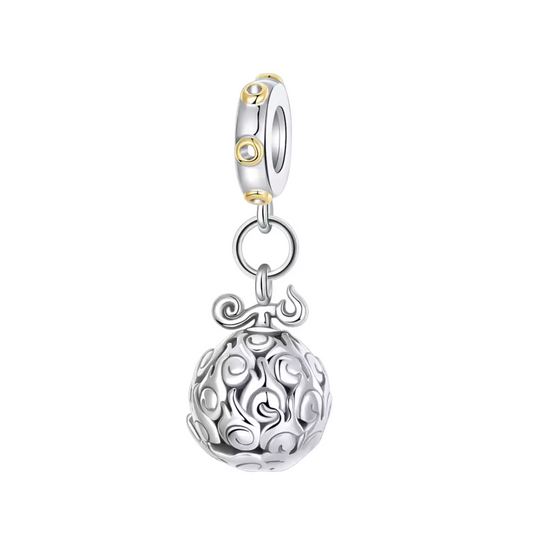 Découvrez le charm inspiré du célèbre "Fruit du Démon" de l'univers de One Piece. Ce charm en argent sterling représente parfaitement l'un des fruits mythiques qui confèrent des pouvoirs extraordinaires à ceux qui osent les manger. Avec ses couleurs vives et ses détails exquis, ce charm est un incontournable pour tous les fans de la série. Il évoque l'esprit d'aventure et de liberté qui caractérise les pirates de One Piece.