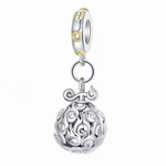 Ce charm pendentif en argent 925 (S925) reproduit un Fruit du Démon mystique tourbillonnant aux motifs spiralés uniques, référence aux pouvoirs surnaturels de l'univers One Piece. Il symbolise destin pirate, malédiction marine et quête du One Piece légendaire.

Caractéristiques :

Matière : Argent 925 (S925).
Design : Forme fruitière irrégulière, spirales hypnotiques, éclat translucide façon pouvoir latent.
Compatibilité : Compatible avec les bracelets à charms standards (type Pandora, etc.) et chaînes fine