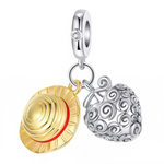 Ce charm pendentif en argent 925 (S925) réunit un Fruit du Démon tourbillonnant spiralé avec le chapeau de paille iconique de Luffy, référence directe à la Gomu Gomu no Mi et au Roi des Pirates. Il symbolise ambition élastique, liberté marine et quête du One Piece.

Caractéristiques :

Matière : Argent 925 (S925) texturé fruit
Design : Fruit organique et chapeau signature, spirales hypnotiques.
Compatibilité : Compatible avec les bracelets à charms standards (type Pandora, etc.) et chaînes fines.