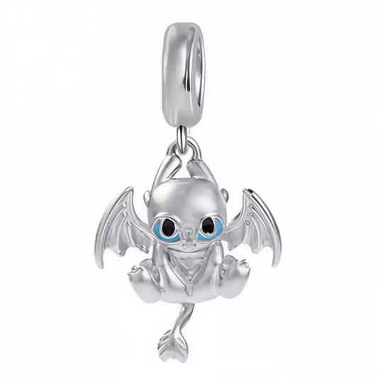 Laissez-vous emporter par la magie des cieux avec ce charm pendentif en argent 925 représentant la Furie Éclair, dragon gracieux et puissant. Inspiré de l’univers légendaire de Dragons, ce bijou majestueux symbolise la liberté, la loyauté et la force intérieure. Ses courbes élégantes et ses détails soignés rendent hommage à ce dragon aussi mystérieux qu’attachant.
