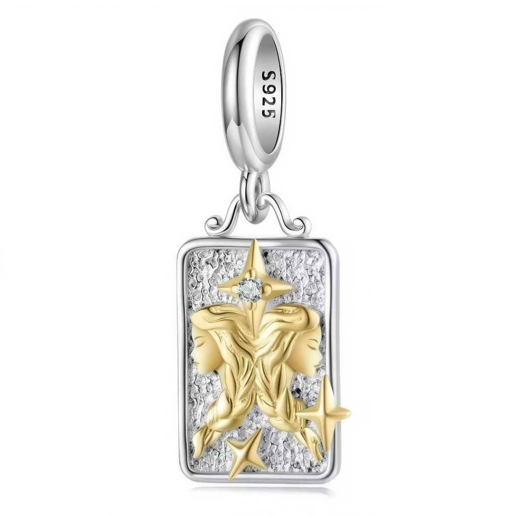 Ce charm pendentif en argent 925 illustre le signe des Gémeaux avec deux silhouettes dorées stylisées ou le symbole des jumeaux, se détachant sur une plaque texturée. Il incarne la communication, la curiosité et la légèreté, idéal pour les esprits vifs et joueurs.

Caractéristiques :

-Matière : Argent 925/1000 massif, motif des jumeaux et étoiles dorés, cristal synthétique transparent serti sur une étoile.
-Design : Plaque rectangulaire martelée encadrée d’un liseré lisse, agrémentée de deux figures jumell