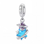 Ce charm pendentif capture l’essence d’une galaxie en mouvement, avec une étoile bleue facettée au centre d’anneaux argentés tourbillonnants pour un effet cosmique hypnotique. Des petites étoiles et cristaux violets et bleus flottent autour, comme une constellation scintillante dans l’espace infini, illuminée par des pierres cubiques qui captent la lumière à chaque geste. L’anneau supérieur, serti de pierres claires, permet au tout de danser délicatement au poignet, évoquant rêves d’exploration et mystère n
