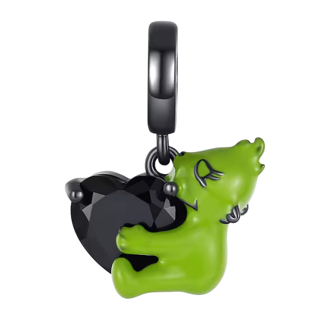 Ce charm pendentif en argent 925 (S925) représente le Grinch vert accroché à un cœur noir massif, posture sournoise et sourire maléfique avant sa rédemption noëliesque. Il symbolise grincherie initiale, avarice festive et transformation intérieure attendue.

Caractéristiques :

Matière : Argent 925 (S925) avec émail vert poilu, cœur noir mat texturé veiné sombre.
Design : Grinch suspendu griffes au cœur, ambiance pré-rédemption.
Compatibilité : Compatible avec les bracelets à charms standards (type Pandora,