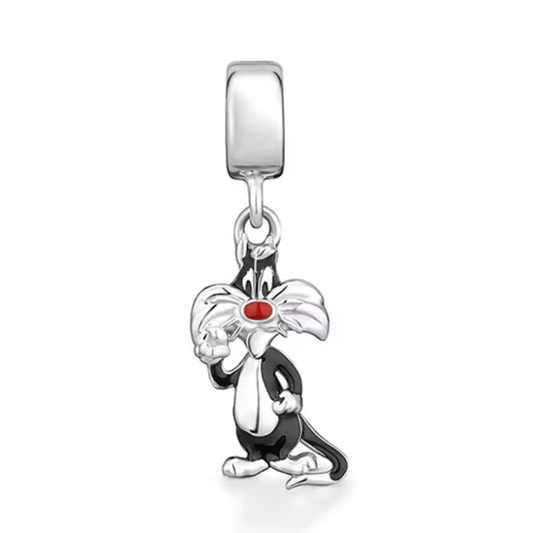 Ajoutez une touche de nostalgie et d'humour à votre collection avec ce charm représentant le célèbre Grosminet. Inspiré du personnage iconique des Looney Tunes, ce charm en argent 925 capture la personnalité espiègle et tenace de Grosminet, toujours prêt à attraper Titi. Un choix idéal pour les amateurs de dessins animés classiques et les fans de l'univers de Titi et Grosminet.