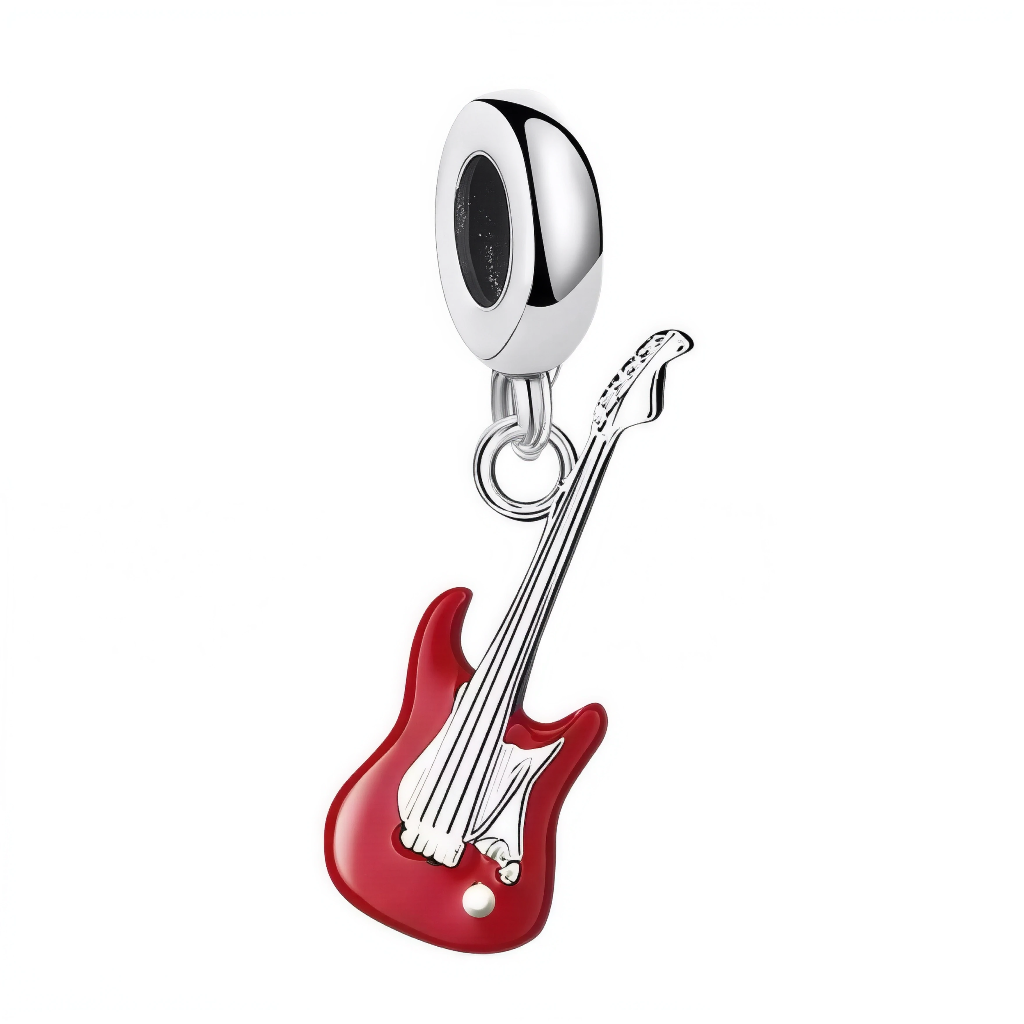 Ce charm pendentif rock'n'roll présente une guitare électrique iconique en émail rouge vif, avec un manche finement ciselé et un corps bombé réaliste qui évoque les modèles légendaires comme la Fender. Suspendue par un petit anneau élégant, elle capture l’énergie brute de la musique live et du rythme effréné des concerts. L’anneau supérieur rond permet une intégration parfaite sur les bracelets à charms.