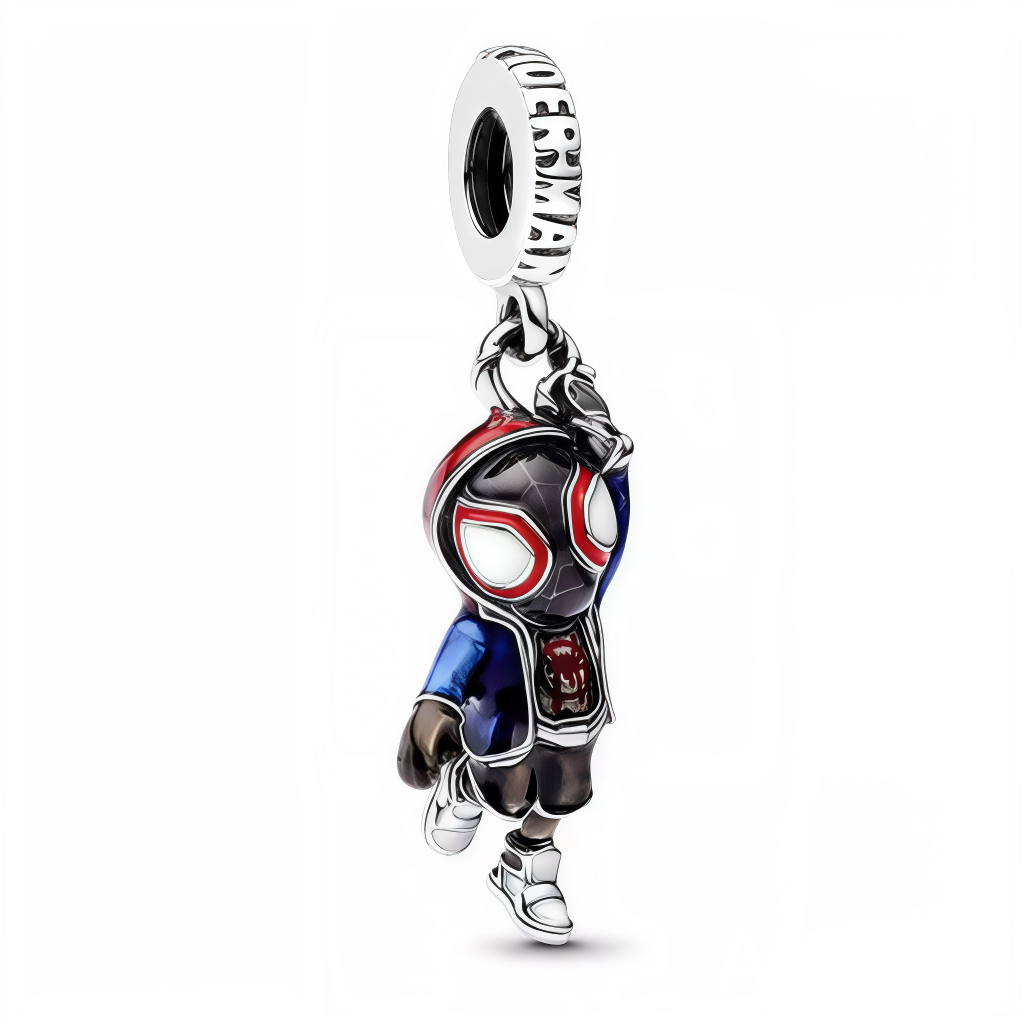 Ce charm pendentif en argent 925 (S925) avec placage noir-rouge capture adolescent masqué dynamique en tenue urbaine sautillant avec masque araignée emblématique. Il symbolise agilité jeunesse et justice urbaine.

Caractéristiques

Matière : Argent 925 (S925) avec placage noir-rouge et détails émaillés noirs.
Design : Tête masquée surdimensionnée, yeux blancs expressifs, tenue urbaine moulante, posture sautillante, textures organiques inspirées d’un héros arachnéen urbain.
Compatibilité : Compatible avec le
