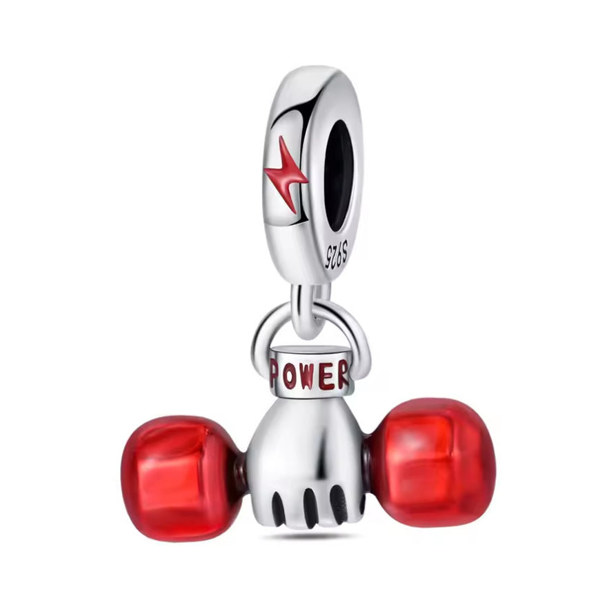 Ce charm pendentif motivant arbore une paire d’haltères stylisés en argent poli, avec des disques rouges brillants de chaque côté et l’inscription « POWER » en lettres rouges capitales sur la barre centrale. Une étoile rouge dynamique surmonte l’ensemble, symbolisant force explosive et détermination. L’anneau supérieur rond permet une fixation aisée sur les bracelets.