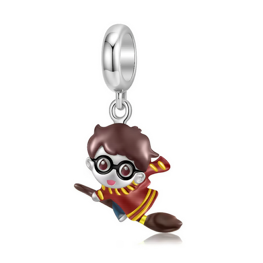 Plongez dans l’univers ensorcelant de la magie avec ce charm pendentif en argent 925, représentant Harry Potter en plein vol sur son balai. Inspiré par la saga mythique, ce bijou captivant incarne le courage, la détermination et la passion de l’aventure. Chaque détail minutieux du pendentif reflète la silhouette dynamique du jeune sorcier, prêt à s’envoler vers de nouvelles quêtes magiques.
