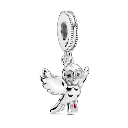 Portez avec vous un symbole de fidélité et de sagesse avec ce magnifique pendentif représentant Hedwige, le hibou emblématique de Harry Potter. Fabriqué en argent sterling 925, ce pendentif de haute qualité capture les détails gracieux et majestueux d'Hedwige, avec des ailes déployées et des yeux perçants. Parfait pour les fans de la saga, ce pendentif ajoute une touche de magie et de nostalgie à votre collier ou bracelet, rendant hommage à l'amie loyale de Harry.