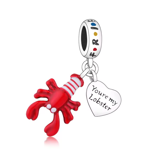 Célébrez une amitié unique ou un amour spécial avec ce charm en forme de homard gravé de l’inscription "You Are My Lobster". Inspiré de la célèbre phrase de la série Friends, ce bijou en argent 925 est le symbole parfait pour exprimer votre attachement durable et votre complicité.
