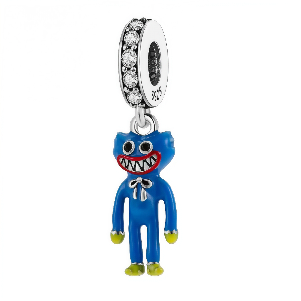 Ce charm pendentif en argent 925 (S925) capture Huggy Wuggy de Poppy Playtime, peluche bleue géante souriante aux dents acérées cachées, bras longs tendus accueillants, yeux globuleux expressifs. Il symbolise amitié trompeuse, horreur jouet et innocence corrompue.

Caractéristiques :

Matière : Argent 925 (S925) bleu velours texturé avec émail dents blanches brillantes.
Design : Sourire large iconique, velcro mains adhésives, posture géante menaçante.
Compatibilité : Compatible avec les bracelets à charms s
