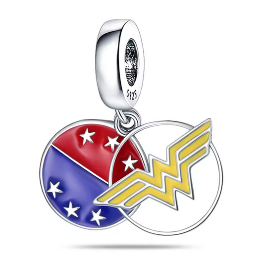 Incarnez la force, le courage et la grâce avec ce Charm Pendentif représentant l'Insigne de Wonder Woman, l'une des héroïnes les plus emblématiques de DC Comics. Fabriqué en argent sterling S925, ce pendentif arbore le symbole distinctif "WW" de Wonder Woman, capturant toute la puissance et l'aura mythique de l'amazone. Son design épuré et élégant en fait un accessoire idéal pour ceux qui cherchent à ajouter une touche de féminité et de puissance à leur collection.