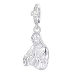 Charm pendentif représentant Jésus-Christ en prière, avec les mains jointes et une expression recueillie. Un design finement travaillé qui évoque la foi, la paix, la dévotion et la protection.

Caractéristiques :

- Matière : Argent 925.
- Design : Jésus en position de prière, vêtu d’une longue robe.
- Détail : Charm avec bélière en forme de croix.
- Style : Religieux, élégant et intemporel.
- Symbolique : Foi, prière, paix, espoir et protection.
- Compatibilité : Charm pendentif pour bracelet ou collier.
