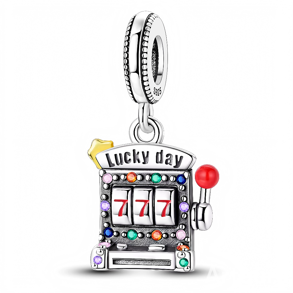 Ce charm pendentif en argent 925 reproduit une machine à sous colorée avec trois « 777 » alignés, un levier rouge et des zircons multicolores. Il porte l’inscription « Lucky day » et une étoile, pour invoquer chance fortune et bons coups du sort.

Caractéristiques

Matière : Argent 925, émaux vifs et zircons arc-en-ciel.
Design : Miniature 3D réaliste, détails gravés précis.
Compatibilité : Anneau pour bracelets colliers style Pandora.