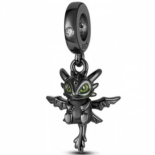 Emmenez l'esprit libre de Krokmou partout avec vous grâce à ce charm pendentif en argent 925, représentant le célèbre dragon avec ses ailes majestueusement déployées. Inspiré de l’univers "Dragons", ce bijou incarne la liberté, la loyauté et la force intérieure. Chaque détail sculpté rappelle la grâce et la puissance du Night Fury, pour un accessoire à la fois tendre et audacieux.