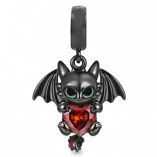 Craquez pour ce charm pendentif attendrissant représentant Krokmou, ailes déployées, tenant un cœur rouge éclatant entre ses pattes. Symbole d’amour fidèle et de tendresse farouche, ce bijou en argent 925 capture toute la douceur cachée derrière le regard perçant du célèbre dragon. Une pièce à la fois pleine de caractère et d’émotion, parfaite pour exprimer un lien unique.
