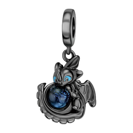 Ajoutez une touche de magie et de bravoure à votre collection avec ce charm représentant Krokmou, le dragon emblématique du film Comment Réussir son Dragon. Conçu en argent sterling S925, ce charm capture la silhouette majestueuse de Krokmou avec ses détails élégants, symbolisant la fidélité et l'amitié légendaires entre le dragon et son maître.