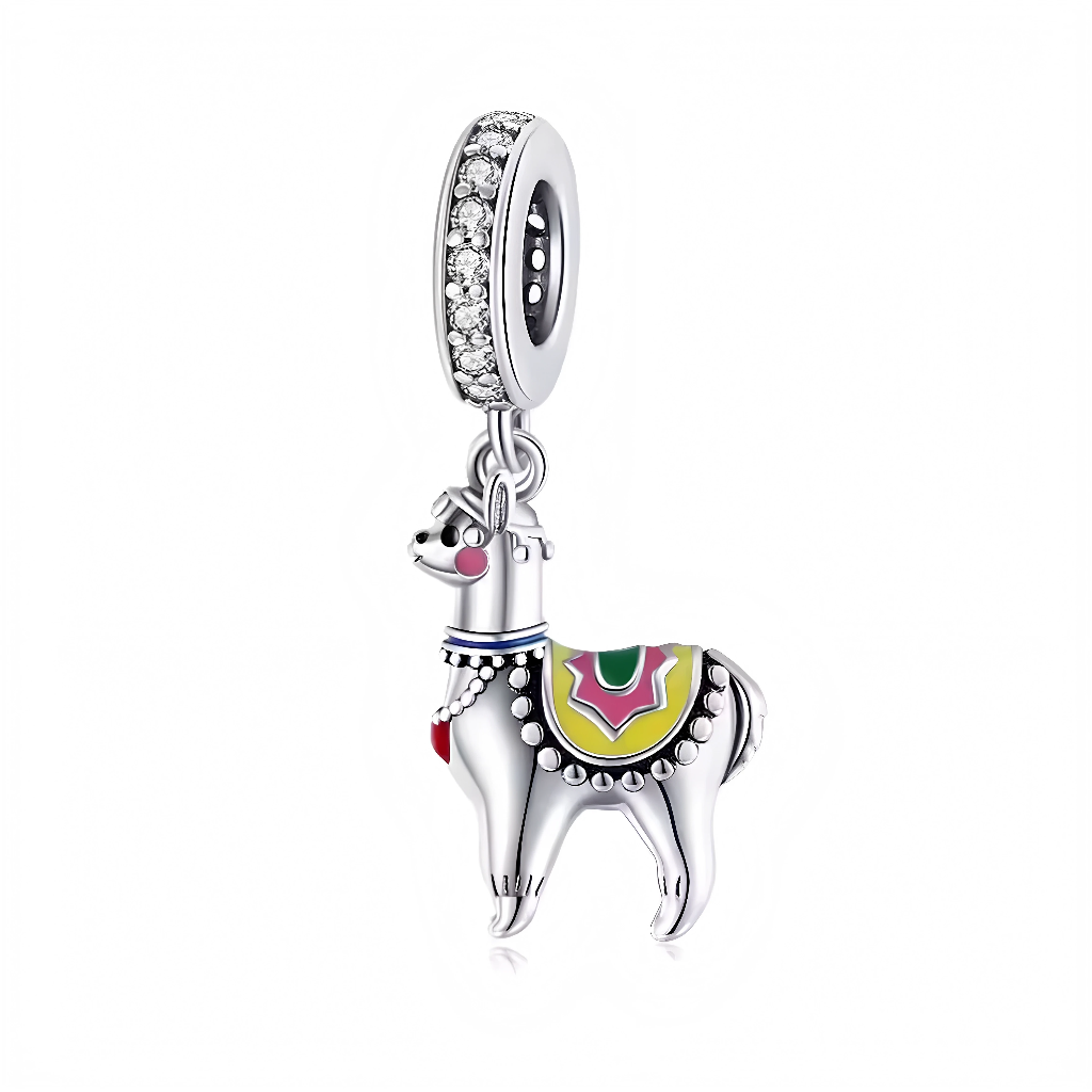Ce charm pendentif présente un lama argenté au visage doux et expressif, paré d’une selle multicolore aux tons arc-en-ciel (jaune, vert, rose) évoquant les motifs péruviens joyeux et traditionnels. Les détails comme les perles rouges sur le harnais et les franges colorées ajoutent une touche festive et artisanale, typique des bijoux andins. L’anneau supérieur pavé de zircons clairs fait scintiller ce compagnon fidèle au poignet.
