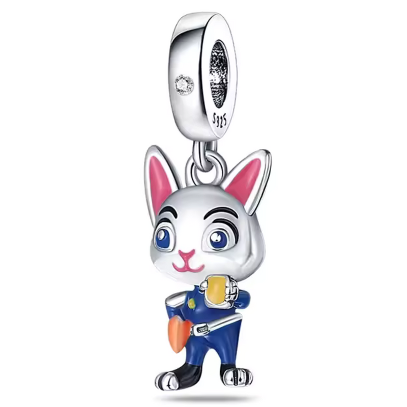 Ce charm en argent 925 dépeint lapin policier mignon debout uniforme bleu vif, carotte orange tenue fièrement, yeux bleus pétillants sourire espiègle, oreilles roses dressées alertes. Symbole ordre fun tendresse animale héroïque.

Caractéristiques

Matière : Argent 925 émail bleu rose orange zircone œil.
Design : Lapin uniforme carotte, bélière ronde pavée.
Compatibilité : Bracelets colliers thèmes animaux kawaii.