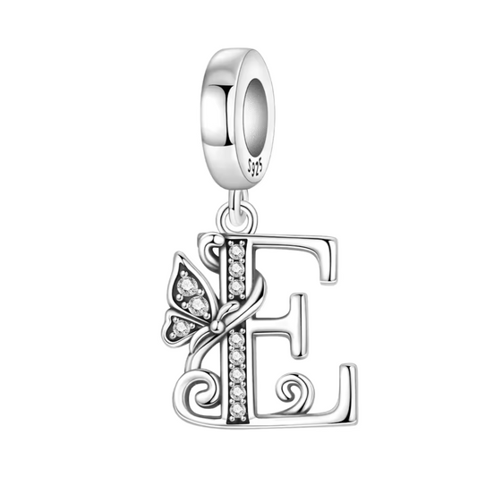 Exprimez votre élégance et votre personnalité avec ce charm pendentif en argent 925 représentant la lettre "E" stylisée dans un design raffiné. La lettre est ornée de strass scintillants qui ajoutent une touche de brillance délicate, accompagnée d’un petit papillon argenté symbolisant légèreté et liberté. Un bijou chic et sophistiqué, parfait pour personnaliser votre bracelet ou offrir un cadeau significatif.