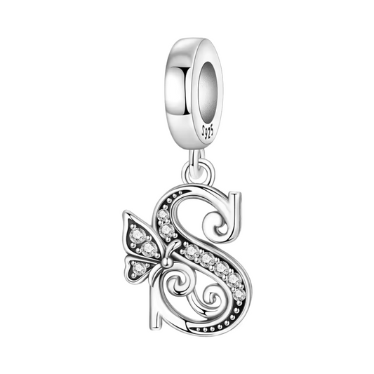 Exprimez votre élégance et votre personnalité avec ce charm pendentif en argent 925 représentant la lettre "S" stylisée dans un design raffiné. La lettre est ornée de strass scintillants qui ajoutent une touche de brillance délicate, accompagnée d’un petit papillon argenté symbolisant légèreté et liberté. Un bijou chic et sophistiqué, parfait pour personnaliser votre bracelet ou offrir un cadeau significatif.