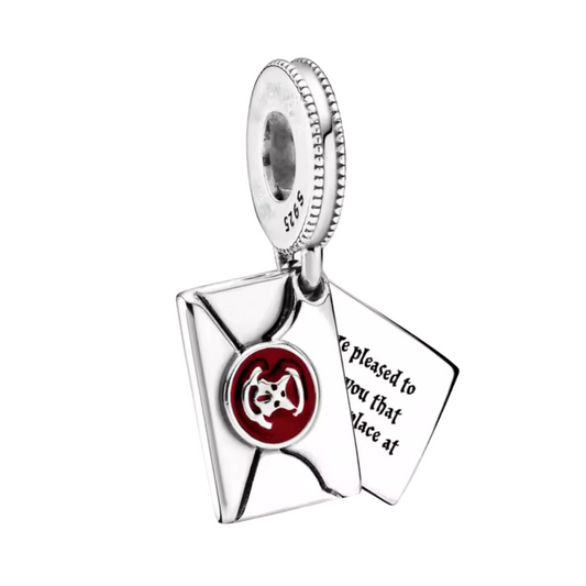 Revivez le moment magique où tout commence avec ce magnifique pendentif en forme de lettre d'acceptation de Poudlard. Fabriqué en argent sterling 925, ce pendentif de haute qualité représente l'enveloppe emblématique, ornée du sceau en cire rouge de l'école de sorcellerie. Parfait pour les fans de Harry Potter, ce pendentif capture l'excitation et la joie d'être accepté à Poudlard, ajoutant une touche de mystère et de magie à votre collier ou bracelet.