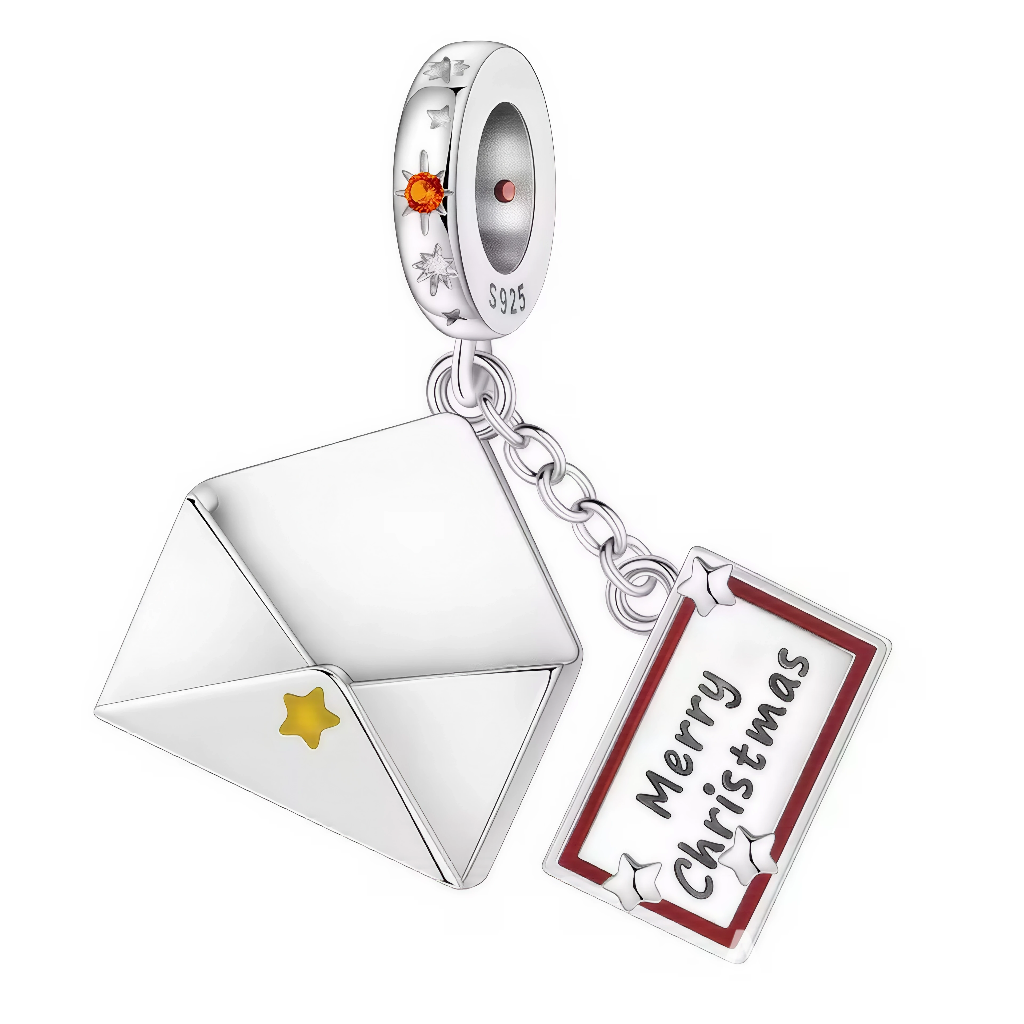 Ce charm pendant en Argent 925 représente une petite enveloppe ouverte très brillante, suspendue à une chaînette fine depuis une bélière ronde gravée S925. À côté de l’enveloppe pend une plaque rectangulaire encadrée de rouge, décorée de petites étoiles et portant l’inscription “Merry Christmas” en noir, comme une carte de vœux miniature.

Caractéristiques :

Matière : Argent 925/1000 durable et hypoallergénique, avec détails émaillés rouge et jaune et un cristal rond rouge‑orangé serti sur la bélière.
Desi