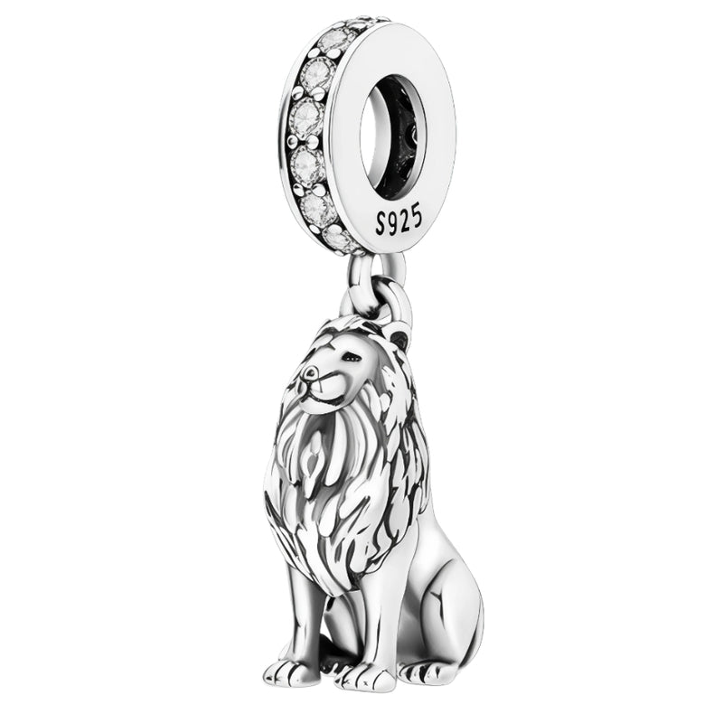Ce charm en argent 925 sculpté montre lion majestueux assis crinière ondulante flamboyante, regard fier direct, posture royale pattes avant droites. Symbole leadership courage puissance paternelle savane éternelle.

Caractéristiques

Matière : Argent 925 poli brillant zircone bélière.
Design : Lion assis crinière détaillée, bélière pavée.
Compatibilité : Bracelets colliers thèmes royauté animaux.