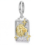 Ce charm pendentif en argent 925 met en lumière le signe du Lion avec un lion doré majestueux en relief, trônant sur une plaque rectangulaire martelée. Il exprime la confiance, la générosité et le charisme solaire des natifs du Lion.

Caractéristiques :

-Matière : Argent 925/1000 massif, lion et étoiles en placage doré, cristal synthétique transparent incrusté dans une étoile.
-Design : Plaque texturée façon ciel nocturne bordée d’un cadre lisse, décorée d’un lion doré sculpté en trois dimensions et d’étoi