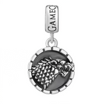 Ce charm pendentif en argent 925 pur arbore un médaillon rond avec loup féroce aux crocs menaçants et pelage texturé sombre. Il représente loyauté farouche protection clanique et force instinctive.

Caractéristiques

Matière : Argent 925 émail noir reliefs ciselés.
Design : Cercle cranté loup profil bélière large.
Compatibilité : Clip pour bracelets européens.