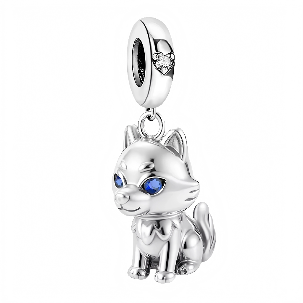 Ce charm pendentif en argent 925 (S925) illustre un loup gris farouche au regard perçant bleu glacier intense, museau levé hurlement mystique sous lune. Il symbolise force sauvage, sagesse intuitive et esprit gardien lunaire.

Caractéristiques :

Matière : Argent 925 (S925) texturé fourrure avec strass bleu saphir yeux hypnotiques.
Design : Museau détaillé crocs subtils, oreilles dressées alertes, posture alpha dominante.
Compatibilité : Compatible avec les bracelets à charms standards (type Pandora, etc.) 