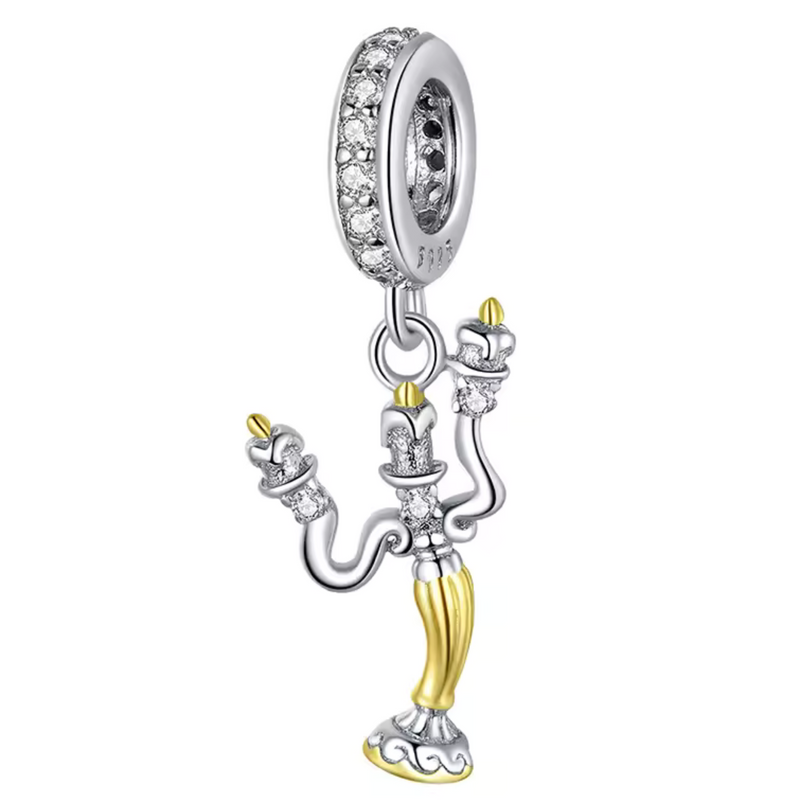 Ce charm en argent 925 reproduit chandelier anthropomorphe trois flammes zircone étincelantes, bras courbés élégants base dorée émaillée pied torsadé décoré. Symbole hospitalité lumière enchantement service joyeux.

Caractéristiques

Matière : Argent 925 .
Design : Chandelier branches flammes base, bélière pavée.
Compatibilité : Bracelets colliers thèmes féérique objets vivants.