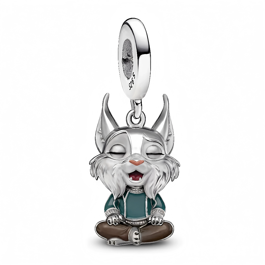 Ce charm pendentif serein illustre un lynx paisible au pelage argenté luisant, yeux clos en extase, bouche ouverte en chant harmonieux et oreilles pointues. Assis en position de lotus avec une tenue vert-brun fluide, il incarne l'équilibre et la spiritualité féline. L’anneau supérieur rond permet une fixation aisée sur les bracelets.
