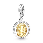 Plongez dans l'univers magique de Harry Potter avec ce charm pendentif Médaillon 9 3/4, un symbole emblématique de la saga. Représentant l'entrée secrète du quai 9 3/4, là où commence le voyage vers Poudlard, ce charm est un hommage parfait aux fans du célèbre sorcier. Il capture l'esprit d'aventure et de mystère qui entoure chaque rentrée scolaire à Poudlard.