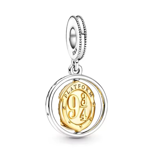Plongez dans l'univers magique de Harry Potter avec ce charm pendentif Médaillon 9 3/4, un symbole emblématique de la saga. Représentant l'entrée secrète du quai 9 3/4, là où commence le voyage vers Poudlard, ce charm est un hommage parfait aux fans du célèbre sorcier. Il capture l'esprit d'aventure et de mystère qui entoure chaque rentrée scolaire à Poudlard.