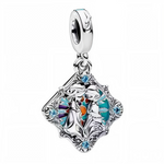 Ce charm pendentif médaillon en argent 925 enferme les silhouettes élégantes d'Anna et Elsa front contre front, cadre ajouré nordique. Il symbolise lien sororal indéfectible, pouvoir de l'amour et unité Arendelle.

Caractéristiques :

Matière : Argent 925 émail bleu glacier (fond).
Design : Silhouettes profilées symétriques.
Dimensions : 2 cm hauteur, pendante raffinée légère.