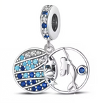 Ce charm pendentif en argent 925 (S925) présente un médaillon bleu profond contenant une sirène gracieuse aux longs cheveux ondulés et nageoires délicates. Il symbolise mystère abyssal, chant envoûtant et appel des profondeurs marines.

Caractéristiques :

Matière : Argent 925 (S925) poli avec émail bleu translucide, verre protecteur cabochon.
Design : Sirène centrale flottante, bulles gravées, contours ciselés inspirés légendes maritimes.
Compatibilité : Compatible avec les bracelets à charms standards (ty