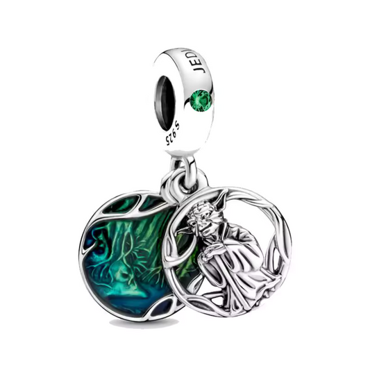 Célébrez l'univers de Star Wars avec ce charm médaillon représentant le sage Maître Yoda. Ce bijou unique est un hommage à la sagesse infinie de ce personnage emblématique et à l'univers galactique qu'il incarne. Un choix parfait pour les fans de Star Wars et de l'aventure intersidérale.