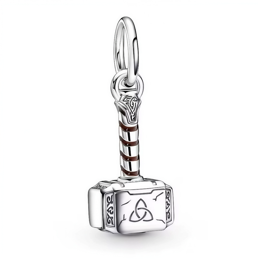 Ce charm pendentif en argent 925 (S925) reproduit fidèlement Mjöllnir, le marteau légendaire de Thor et runes asgardiennes ciselées. Il symbolise puissance divine, valeur héroïque et maîtrise du tonnerre.

Caractéristiques :

Matière : Argent 925 (S925) avec résine émaillée tourbillonnante, éraflures réalistes de combat.
Design : Tête marteau trapézoïdale, manche court robuste, symboles nordiques gravés authentiques.
Compatibilité : Compatible avec les bracelets à charms standards (type Pandora, etc.) et ch