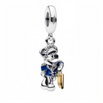 Ce charm pendentif en argent 925 représente Mickey Mouse en capitaine marin intrépide, casquette, veste bleu marine, sourire confiant, posture fière. Il symbolise aventures océaniques, esprit pionnier et joie de la haute mer Disney.

Caractéristiques :

Matière : Argent 925 émail bleu marine (veste).
Design : Mickey debout dynamique, détails nautiques ciselés.
Dimensions : 1,8 cm hauteur, pendante légère aventureuse.