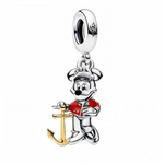 Ce charm pendentif en argent 925 représente Minnie Mouse en capitaine marine élégante, casquette, veste rouge cintrée à boutons brillants, sourire radieux confiant, posture fière. Il symbolise aventures océaniques joyeuses, esprit pionnier féminin et joie des mers Disney.

Caractéristiques :

Matière : Argent 925 émail rouge (veste).
Design : Minnie debout dynamique, détails nautiques ciselés.
Dimensions : 1,8 cm hauteur, pendante légère aventureuse.