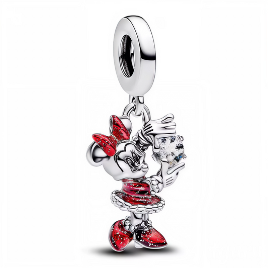 Ajoutez une touche de magie et de glamour à votre collection avec ce charm pendentif en Argent 925 (S925), représentant Minnie pailletée tenant délicatement un strass scintillant. Un bijou plein de charme et de fantaisie, parfait pour sublimer vos bracelets ou colliers tout en célébrant l’esprit joyeux et emblématique de Minnie.

Caractéristiques :
Matière : Argent 925 (S925)
Design : Minnie pailletée tenant un strass scintillant
Coloris : Argenté brillant et strass éclatant
Compatibilité : Convient aux bra