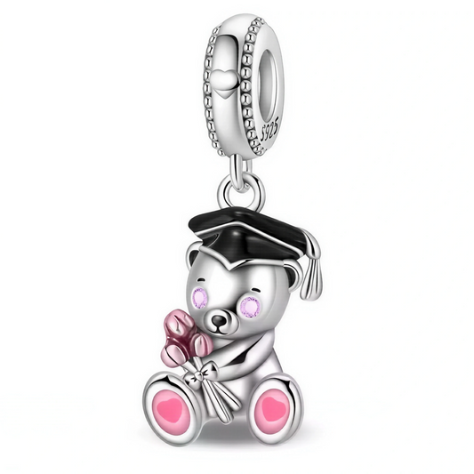 Adorable et plein de tendresse, ce charm non pendentif en argent 925 représente un nounours coiffé d’un chapeau de diplômé, tenant un bouquet de fleurs. Un bijou plein de douceur et de symboles, parfait pour célébrer une réussite avec chaleur et affection.