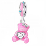 Ce charm pendant en Argent 925 représente un ourson rose assis, tenant entre ses pattes un grand cœur argenté serti de petits cristaux transparents. La bélière tubulaire est soulignée d’un bandeau d’émail rose et décorée de mini-cœurs bleu ciel, encadrés par deux rangées de micro-billes argentées, ce qui donne un style à la fois mignon et sophistiqué.

Caractéristiques :

-Matière : Argent 925/1000 avec émail rose brillant sur l’ourson et la bélière, détails de cœurs bleus émaillés et incrustations de crist