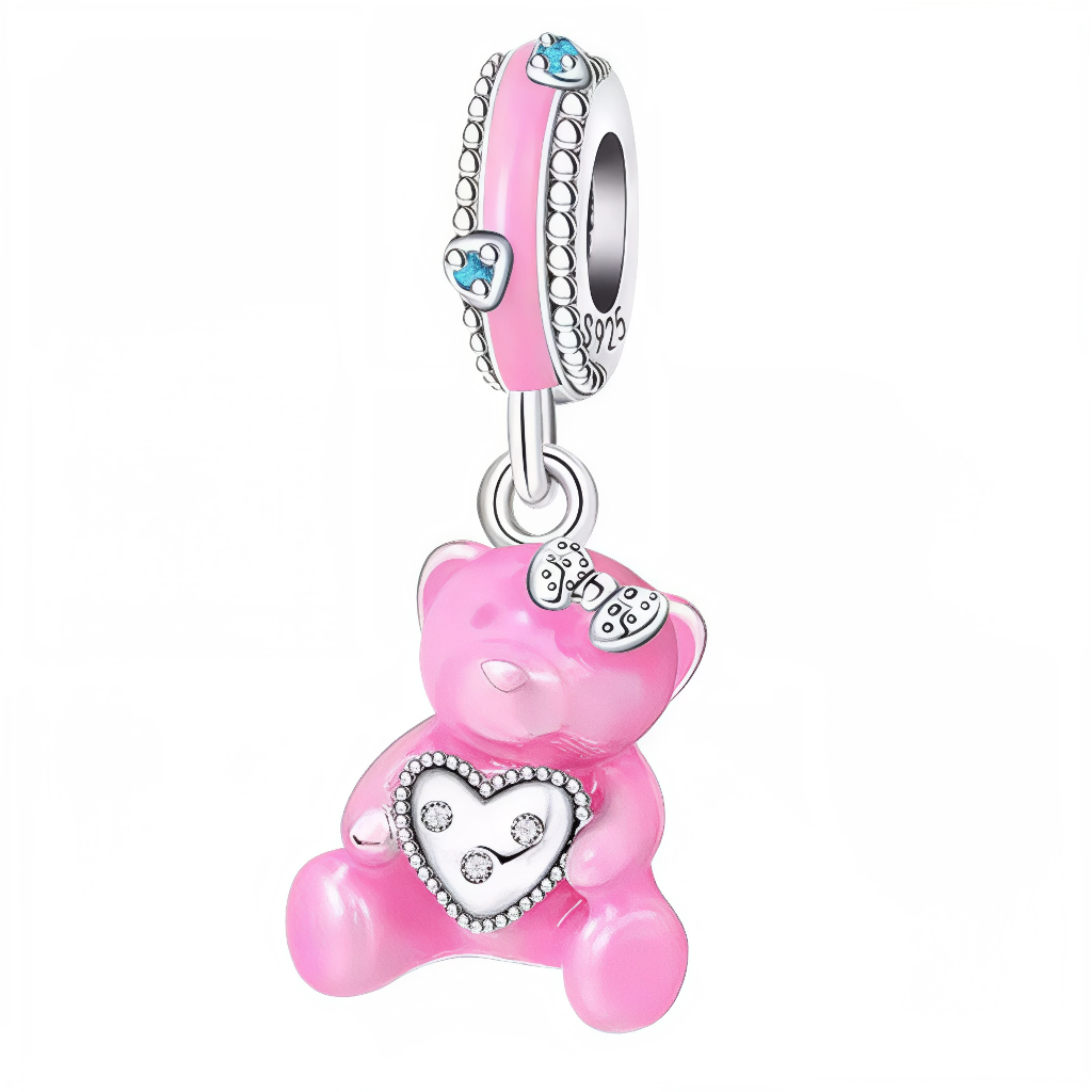 Ce charm pendant en Argent 925 représente un ourson rose assis, tenant entre ses pattes un grand cœur argenté serti de petits cristaux transparents. La bélière tubulaire est soulignée d’un bandeau d’émail rose et décorée de mini-cœurs bleu ciel, encadrés par deux rangées de micro-billes argentées, ce qui donne un style à la fois mignon et sophistiqué.

Caractéristiques :

-Matière : Argent 925/1000 avec émail rose brillant sur l’ourson et la bélière, détails de cœurs bleus émaillés et incrustations de crist