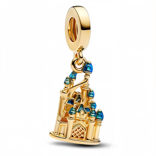 Évoquez la magie des contes des Mille et Une Nuits avec ce charm pendentif en Argent 925 (S925) avec finition dorée et bleue représentant le palais enchanteur de Jasmine et Aladdin Un bijou raffiné et féerique parfait pour sublimer vos bracelets ou colliers et faire rêver votre style

Caractéristiques
– Matière : Argent 925 (S925) avec finition dorée et bleue
– Design : Palais de Jasmine et Aladdin détaillé
– Coloris : Doré brillant et bleu profond
– Compatibilité : Convient aux bracelets à charms type Pand
