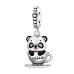Ce charm craquant met en scène un panda aux grands yeux brillants confortablement assis dans une tasse de café stylisée, surmontée de l’inscription « coffee » en relief. La soucoupe et l’anse apportent du volume, tandis que la bélière S925 est décorée d’une rangée de petits cœurs qui soulignent le côté gourmand et adorable du bijou. Idéal pour les accro au café, les baristas dans l’âme ou tout simplement celles et ceux qui aiment commencer la journée avec une touche de mignonnerie.