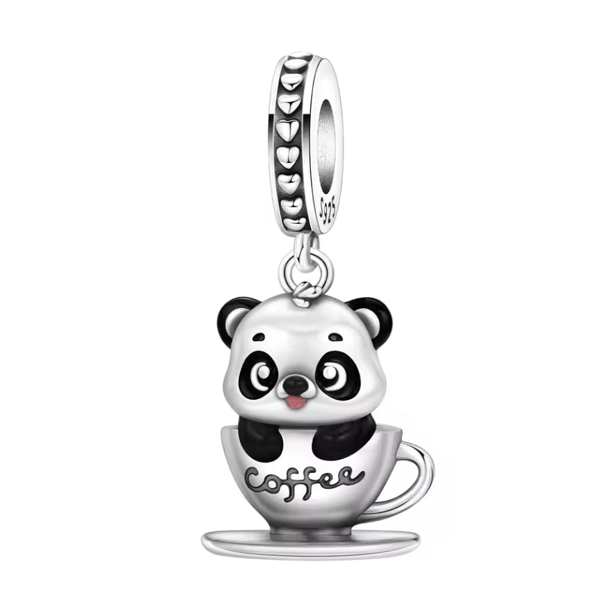 Ce charm craquant met en scène un panda aux grands yeux brillants confortablement assis dans une tasse de café stylisée, surmontée de l’inscription « coffee » en relief. La soucoupe et l’anse apportent du volume, tandis que la bélière S925 est décorée d’une rangée de petits cœurs qui soulignent le côté gourmand et adorable du bijou. Idéal pour les accro au café, les baristas dans l’âme ou tout simplement celles et ceux qui aiment commencer la journée avec une touche de mignonnerie.