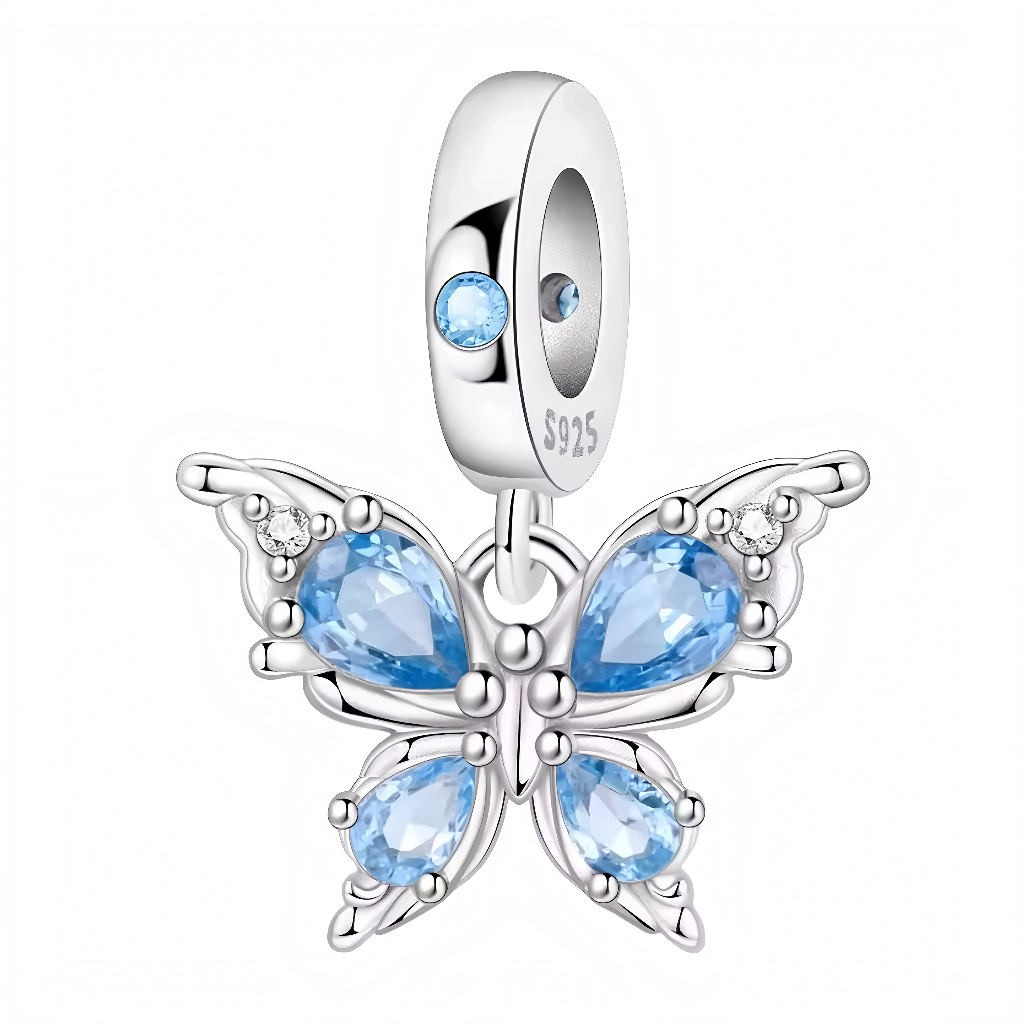 Ce charm pendentif en argent 925 (S925) capture papillon aux ailes bleu ciel translucides motifs délicats et antennes graciles. Il symbolise sérénité, transformation douce et légèreté céleste.

Caractéristiques

Matière : Argent 925 (S925) avec émail bleu clair irisé et zircons fins.
Design : Ailes ajourées surdimensionnées, corps fin ciselé, motifs organiques inspirés d’un papillon printanier apaisant.
Compatibilité : Compatible avec les bracelets à charms standards (type Pandora, etc.) et la plupart des c