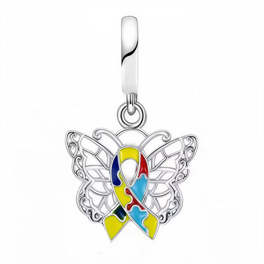 Ce pendentif associe un papillon ajouré, symbole de transformation et de résilience, à un ruban rose emblématique d’Octobre Rose, la campagne mondiale de sensibilisation au dépistage du cancer du sein. Porté en octobre et toute l’année, il affiche soutien, prévention et espoir, au cœur d’un mouvement qui mobilise en France depuis 1994 autour d’actions d’information, de dépistage et de collecte de fonds. Les finitions argentées et l’émail rose apportent une touche lumineuse et engagée, idéale pour un bracele
